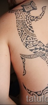 Szalamandra tetoválás fotó - törzsi minták a lapockán és a háton