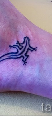 Szalamandra tetoválás fotó - kevés munka a lábán