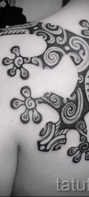 Szalamandra tetoválás fotó - egy változat, amelynek mintái a pengén vannak