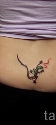 Szalamandra tetoválás a lány hátán