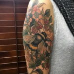 Fénykép egy szőrös csíkos poszméh tetoválásról 020.01.2021 №527 -darázs tetoválás -