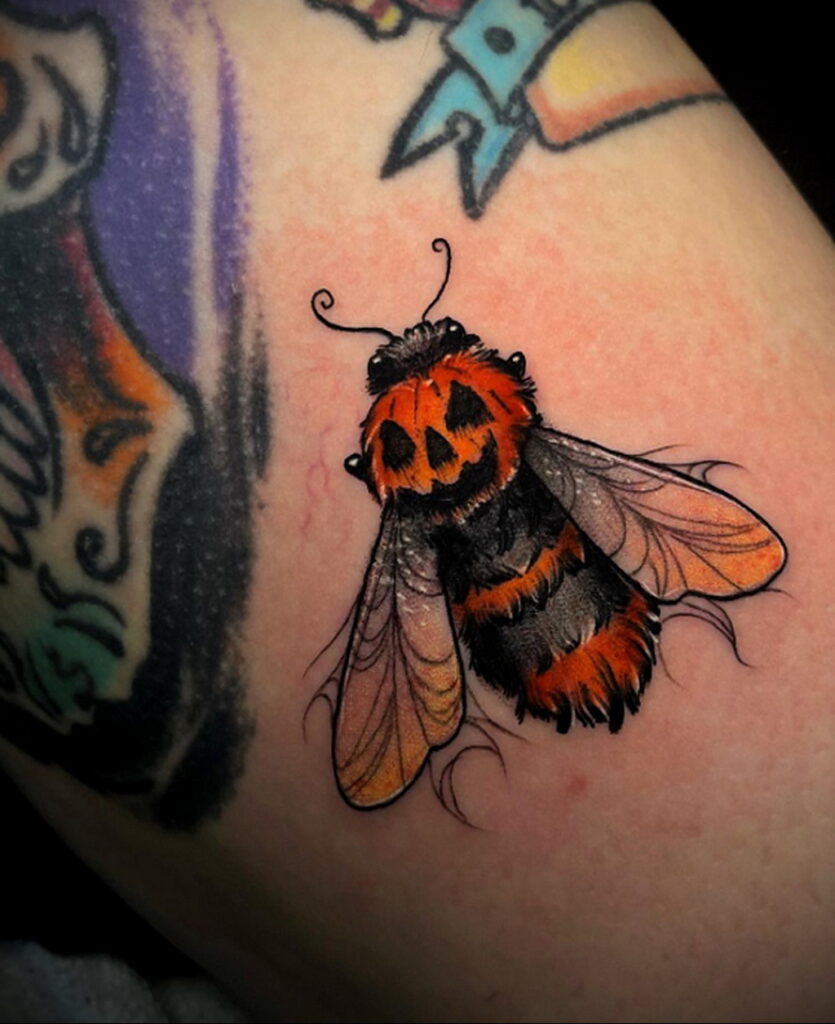 Fotó egy szőrös csíkos poszméh tetoválásról 020.01.03. №481 -darázs tetoválás -