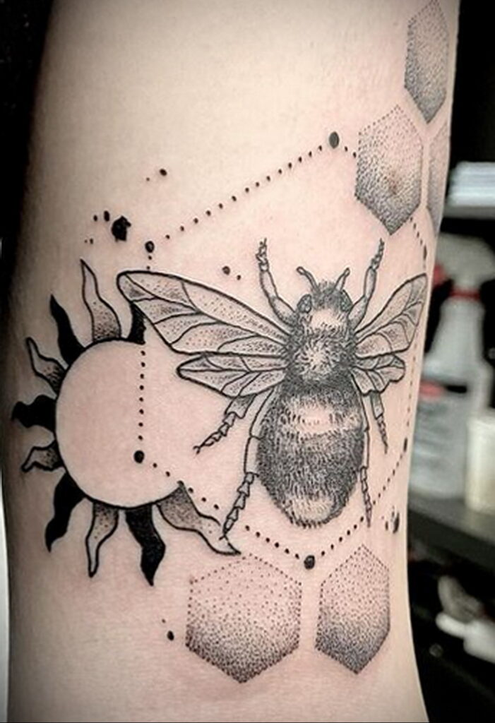 Fotó egy szőrös csíkos poszméh tetoválásról 020.01.03. №454 -darázs tetoválás -