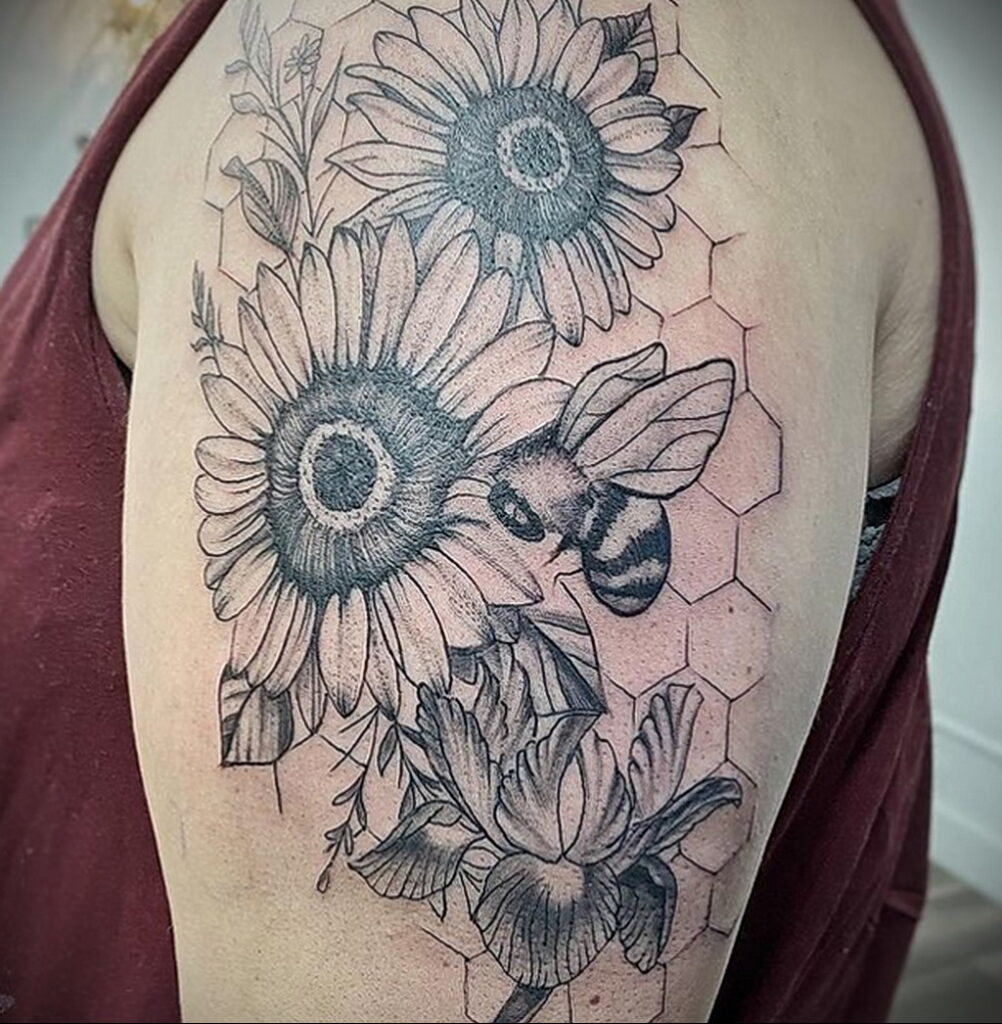 Fénykép egy szőrös csíkos poszméh tetoválásról 020.01.03. №426 -darázs tetoválás -