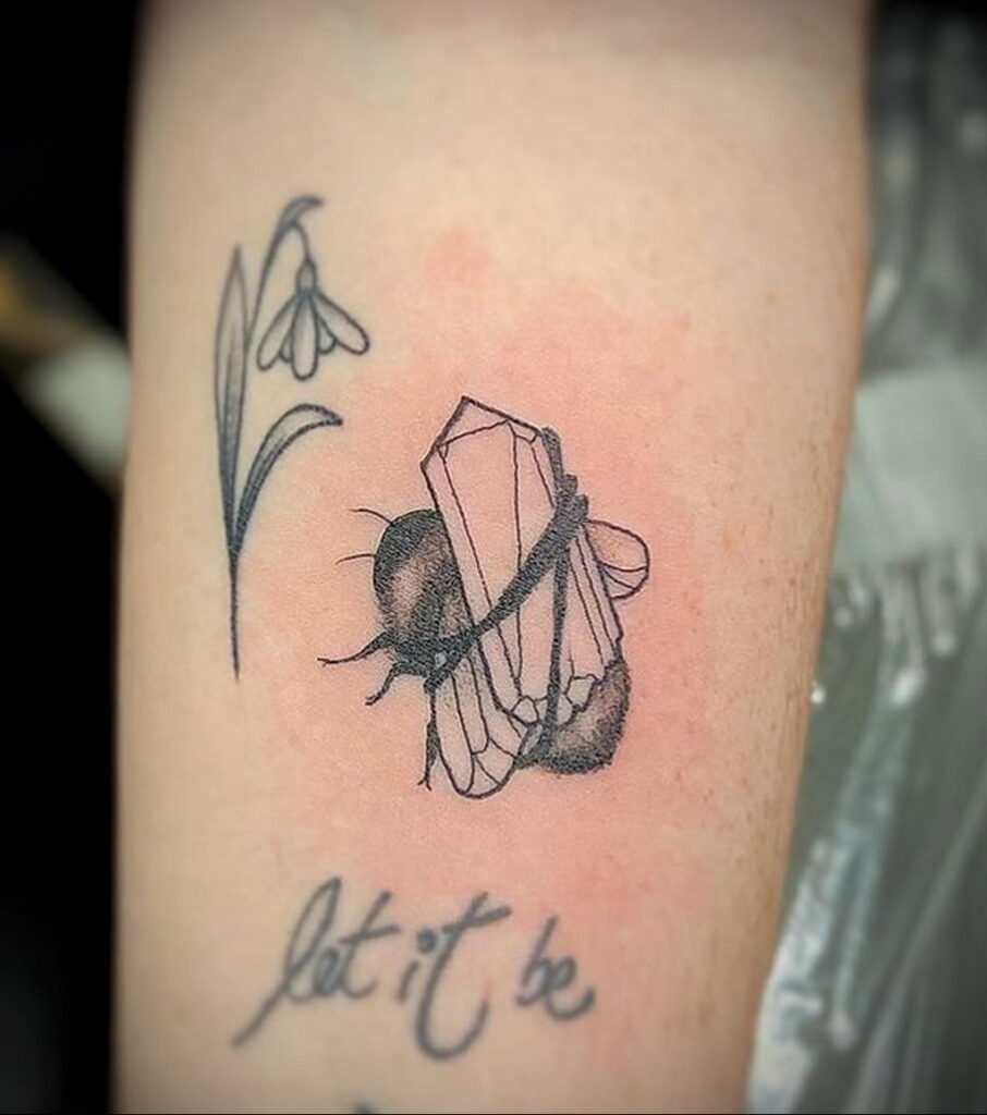 Fotó egy szőrös csíkos poszméh tetoválásról 020.01.03. №395 -darázs tetoválás -