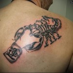 Skorpió tetoválás a lapockán hieroglifával