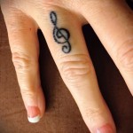 háromszoros kulcsos tetoválás a karján 3 fotó