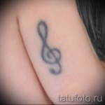 magaskulcsos tetoválás az ujjon 1 fotó