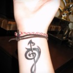 Treble Clef tetoválás a csuklón