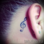 magaskulcsos tetoválás a fül mögött 1 fotó