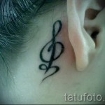 Háromszoros kulcsos tetoválás a fül mögött 2 kép
