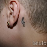 Háromszoros kulcsos tetoválás a fül mögött 3 kép