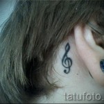 Háromszoros kulcsos tetoválás a fül mögött 5 kép