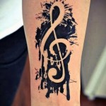 fehér magaskulcsos tetoválás