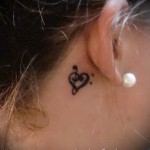 háromszoros kulcsos tetoválás a fül mögött 4 kép