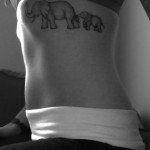 Татуировка на слон и бебе слон отстрани на стройно момиче