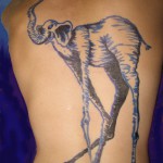 Татуировка на слон с необичайно дълги крака