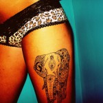 Татуировка на слон на крака на момиче по гащи