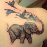 Татуировка на слон, която освобождава птиците от багажника