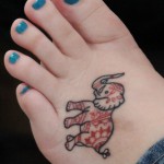 Татуировка на слон на крака близо до пръстите на краката