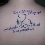 Татуировка на слон и надписи на гърба