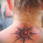 Sonne Tätowierung auf seinem Hals - ein kühles Foto des fertigen Tätowierung 14072016 1