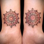 Sonne Tattoo auf seinem Handgelenk - ein kühles Foto des fertigen Tätowierung 14072016 3