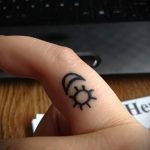 nap tetoválás az ujján - klassz fotó a kész tetoválásról 14072016 1