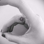 nap tetoválás az ujján - klassz fotó a kész tetoválásról 14072016 2