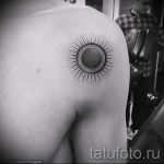 Tattoo Monat und die Sonne - ein kühles Foto des fertigen Tätowierung auf 14072016 2
