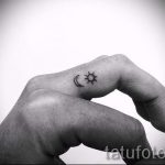 nap tetoválás az ujján - fotó a hűvös kész tetoválásról 14072016 -ból 2