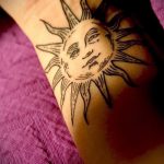 érdekes lehetőség kész nap tetoválással - fotó