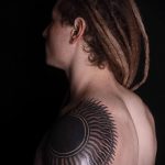 schwarze Sonne Tattoo - hűvös fotó des fertigen Tätowierung 14072016 1