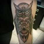 bagoly koponya és gyémánt tetoválás a karján