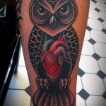Bagoly tetoválás szívvel a mellkasban - fotó