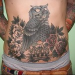 bagoly és rózsa tetoválás az alsó hasra férfiaknak