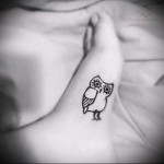 Kis bagoly tetoválás a lábán a fiatal lány számára
