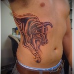 Fotó a Bika csillagjegy kész tetoválásáról - nagy tetoválás az ember oldalán és bordáin