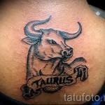 Fotó a Bika csillagjegy kész tetoválásáról - bika és szalag felirattal a tarkóján