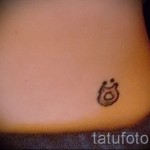 Fotó a Bika csillagjegy kész tetoválásáról - egy fiatal nő combjának alsó hasában