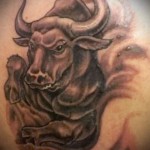 Fotó a Bika horoszkóp kész tetoválásáról - a klasszikus változat gonosz bikával