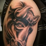 Fotó a Bika csillagjegy kész tetoválásáról - hűvös és szokatlan bika orrgyűrűvel