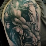 Fotó a kész tetoválásról a Bika állatövi jelről - izmos teremtményről, farkasemberről