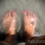 Fotó a Bika csillagjegy kész tetoválásáról - egy fiatal nő jobb lábáról