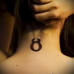 Bika állatöv jel tetoválás a hátsó nyakon