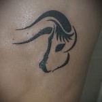 Fotó a Bika csillagjegy kész tetoválásáról - egy srác mellkasa alatt a szív helyett