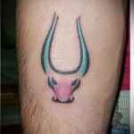 Fotó a Bika horoszkóp kész tetoválásáról - kék és rózsaszín színű rajz