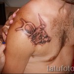 Fotó a kész tetoválásról a Bika csillagjegyről - rajz egy srácnak a vállán