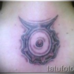 Fotó a Bika horoszkóp kész tetoválásáról - rajz egy ponttal a hátán a lapockák között