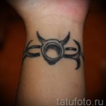 Fotó a Bika csillagjegy kész tetoválásáról - karkötővel a csuklón